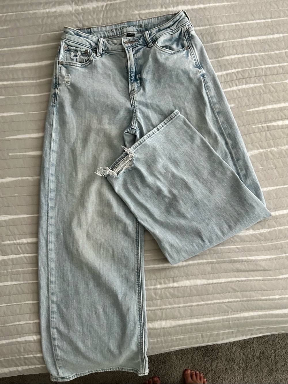 American Eagle Size 0 High Rise Straight Leg Jeans Light Wash Distressed Raw Hem